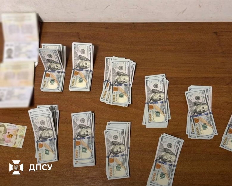 У пункті пропуску затримали водіїв на спробі підкупу прикордонника