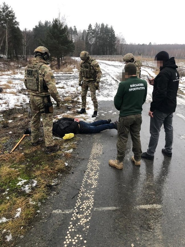 Двое ранее судимых мужчин наладили на Житомирщине сбыт похищенных из воинской части оружия и боеприпасов, - СБУ 01 Двое ранее судимых мужчин наладили на Житомирщине сбыт похищенных из воинской части оружия и боеприпасов, - СБУ 01