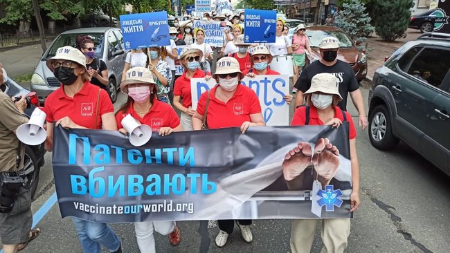 Патенти вбивають: у центрі Києва відбувся марш на підтримку вакцинації від COVID-19 09