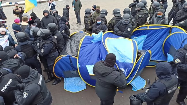 ФОПы попытались установить палатки на Майдане Незалежности: между митингующими и правоохранителями произошли стычки 45