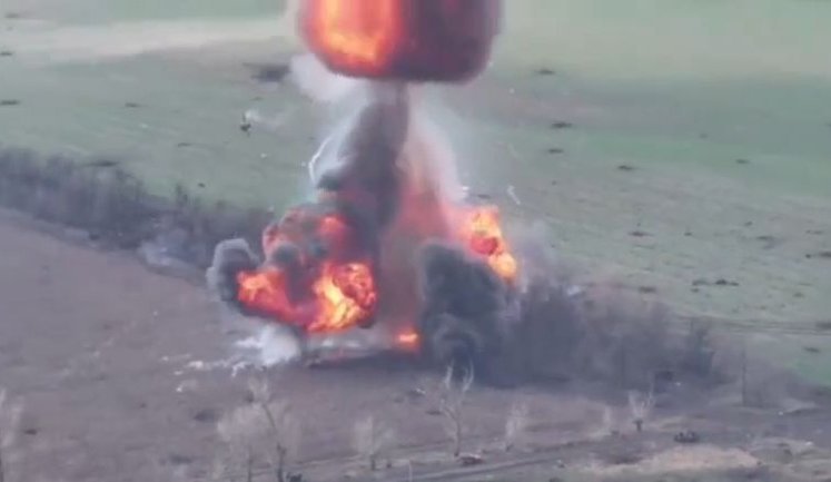 Вражеский МТЛБ превратился в столб огня и дыма после удара украинского дрона. ВИДЕО