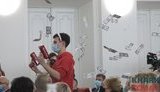 Парень "стрелял" из игрушечных пистолетов фальшивыми долларами на заседании Харьковского горсовета. ВИДЕО+ФОТОрепортаж