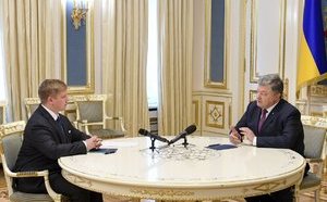 Порошенко поручил Коболеву не останавливаться на трех странах в процессе взыскания с "Газпрома" $2,6 млрд долга. ВИДЕО