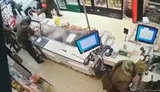 Войска РФ грабят магазин в Тростянце на Сумщине. ВИДЕО