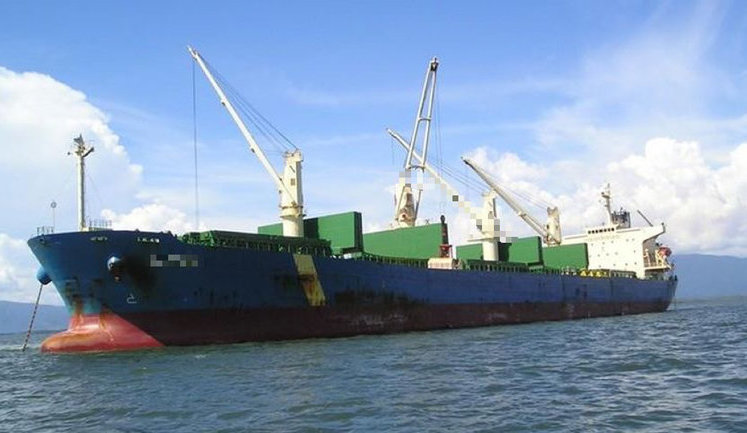 Судно класу Panamax пройшло з порту Південний в обхід зони навчань росіян в Чорному морі