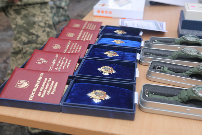 Полторак в зоне ООС вручил ведомственные награды и ценные подарки бойцам 58-й ОМПБр 02