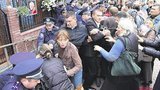 Снос часовни в Тернополе: Люди с иконами бросались под колеса бульдозеров, милиция применяла слезоточивый газ