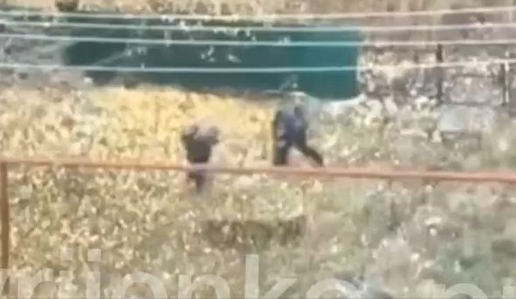 Двоє окупантів біжать назустріч смерті: десантники 95-ї бригади зачищають Родинське від залишків російських ДРГ. ВIДЕО