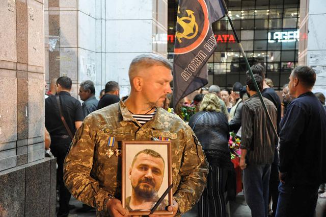 Kyiv residents, friends, comrades bid their farewells to killed Donbas veteran Valentyn Hontar at Maidan Nezalezhnosti 04