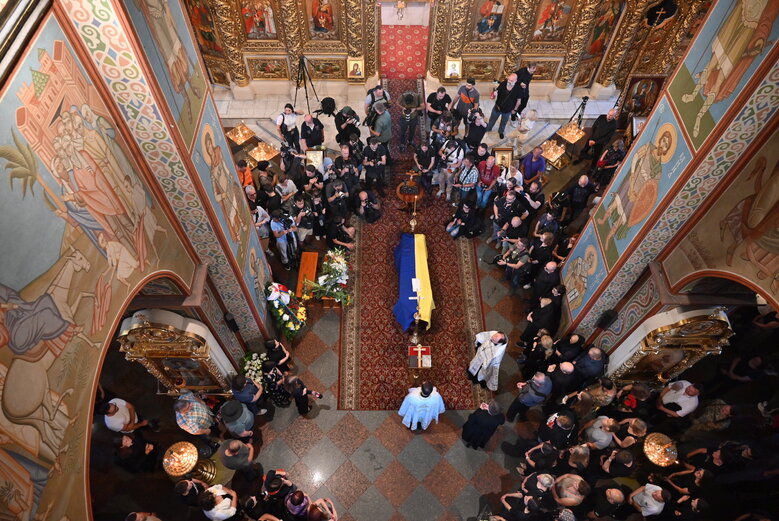 З письменницею Вікторією Амеліною, вбитою в Краматорську російською ракетою, попрощалися в Києві 04 З письменницею Вікторією Амеліною, вбитою в Краматорську російською ракетою, попрощалися в Києві 04