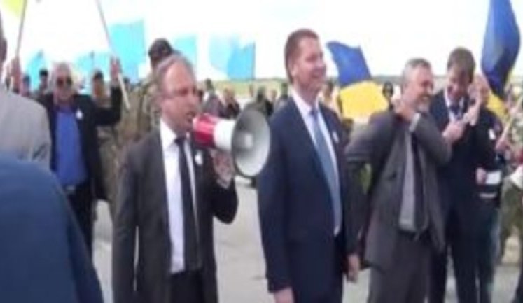 "Путин, сдавайся, демон", - херсонские чиновники во главе с губернатором Гордеевым поют политический хит "Путин-х#йло" на админгранице с Крымом. ВИДЕО