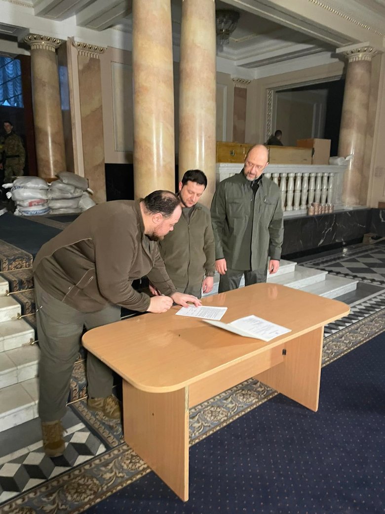 Зеленський підписав заявку на членство України у Євросоюзі 01