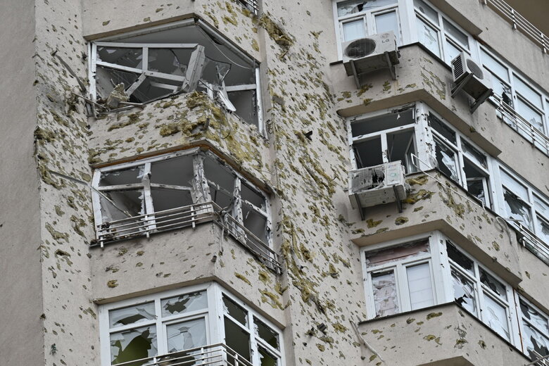 Последствия падения обломков вражеской ракеты на многоэтажку в Соломенском районе Киева 46