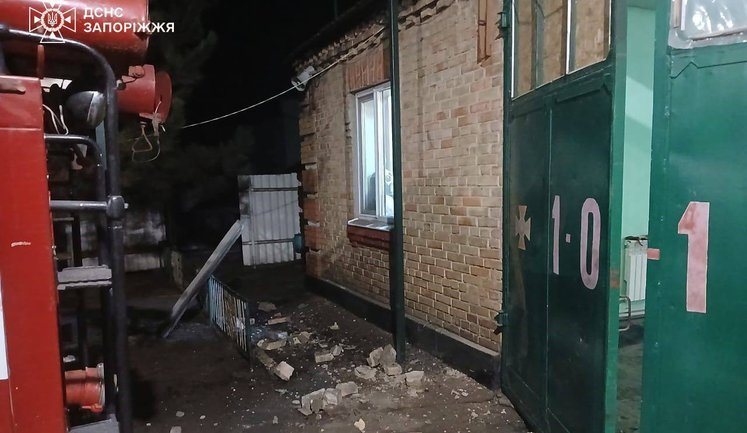 Рашисты атаковали пожарно-спасательную часть в Запорожской области: есть повреждения. ФОТОРЕПОРТАЖ