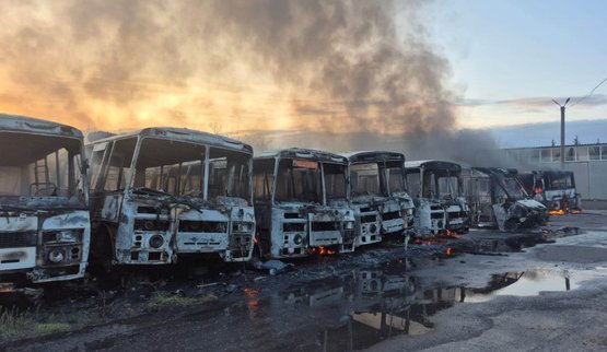 Дві людини госпіталізовані через атаку РФ на Слов’янськ, знищено 20 одиниць транспорту. ФОТО