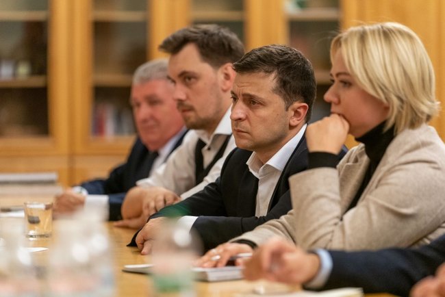 Zelenskyi meets with relatives of soldiers killed in Donbas 05