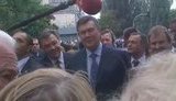 Янукович послушал стихи про себя: "Але проблеми є, осталася одна". ВИДЕО.