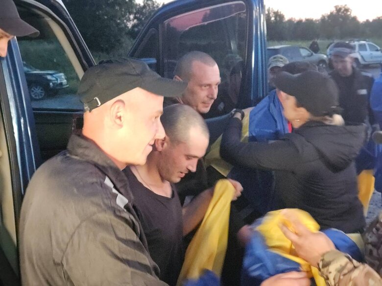 Перші фото українців, що повернулись з російського полону