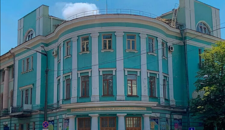У київському Будинку офіцерів у руках радіоведучої вибухнув боєприпас під час ефіру