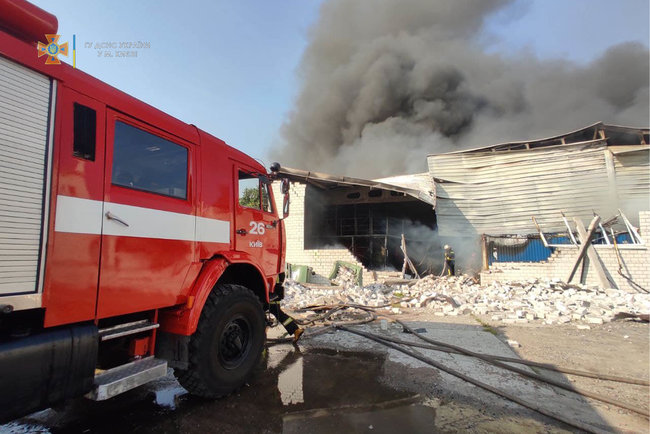 У Голосіївському районі Києва горять склади: дим від пожежі видно за сотні метрів 04