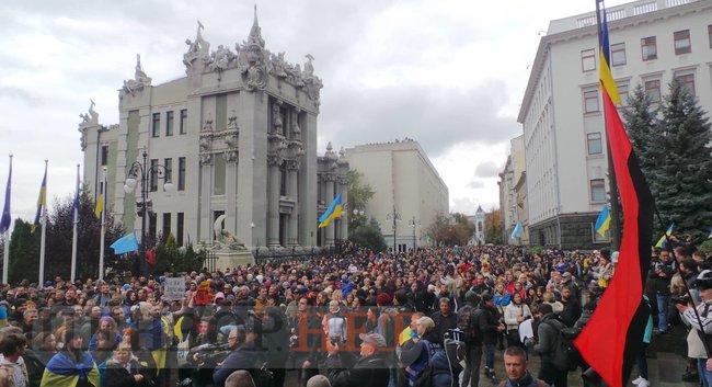 Учасники віче проти капітуляції прийшли під Офіс Президента 04