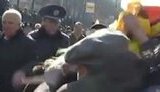 В колонну коммунистов на Крещатике бросали яйца: "А ну, все, успокойтесь!". + ВИДЕО