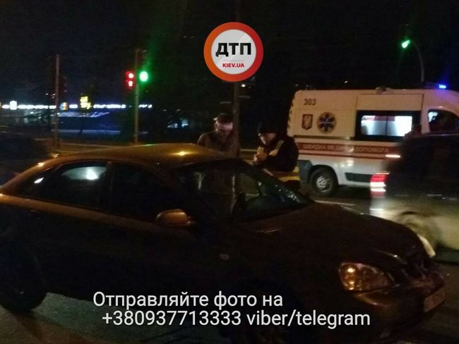 Ночью в Киеве произошло ДТП с участием кареты скорой помощи, перевозившей ребенка. Пострадали 4 человека 04