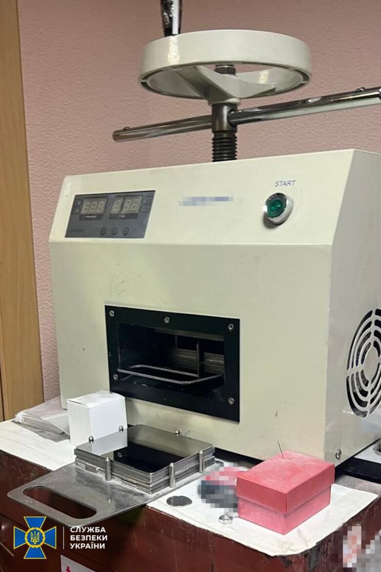 СБУ викрила ділків, які продавали ухилянтам фіктивні консульські посвідчення