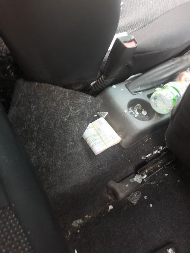 Обклав даниною перевізників: співробітники СБУ затримали підполковника поліції під час одержання хабара в 9 тисяч гривень 04 Обклав даниною перевізників: співробітники СБУ затримали підполковника поліції під час одержання хабара в 9 тисяч гривень 04