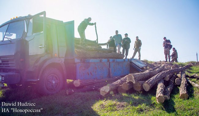 Найманці Ходаковського викопали укріпрайон на донецькому кладовищі 02