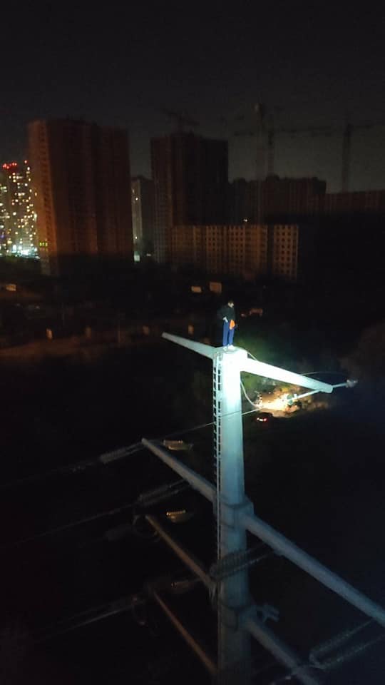 У Києві рятувальники зняли чоловіка з високовольтної електроопори, - ДСНС 01