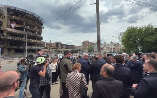 Представники 70 іноземних дипмісій відвідали місця ударів РФ по Києву. ВIДЕО