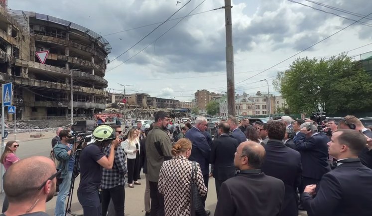 Представники 70 іноземних дипмісій відвідали місця ударів РФ по Києву. ВIДЕО
