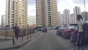 Полное видео инцидента с работником ГПУ, который чуть не сбил мать с ребенком. ВИДЕО РЕГИСТРАТОРА