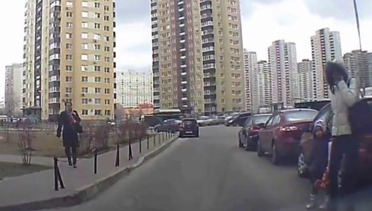 Полное видео инцидента с работником ГПУ, который чуть не сбил мать с ребенком. ВИДЕО РЕГИСТРАТОРА