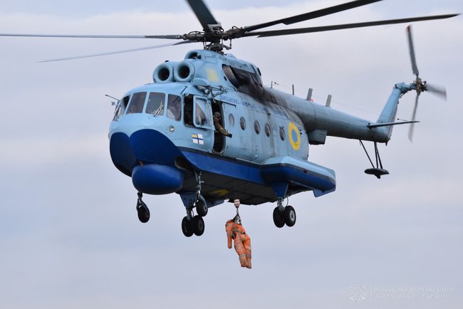 На Миколаївщині льотчики морської авіаційної бригади ВМС відпрацювали евакуацію постраждалих та десантування 10