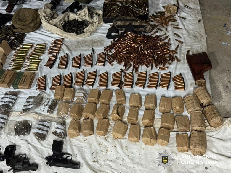 Канал нелегальной продажи оружия ликвидировали в Украине: что известно?