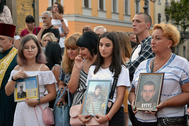 У центрі Одеси відбулася акція памяті військових, загиблих на Донбасі 02