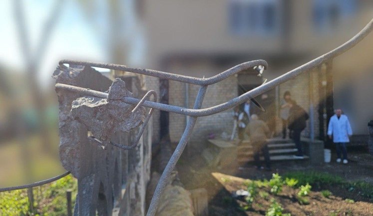 Russians struck hospital in Kherson: four staff members injured. PHOTOS