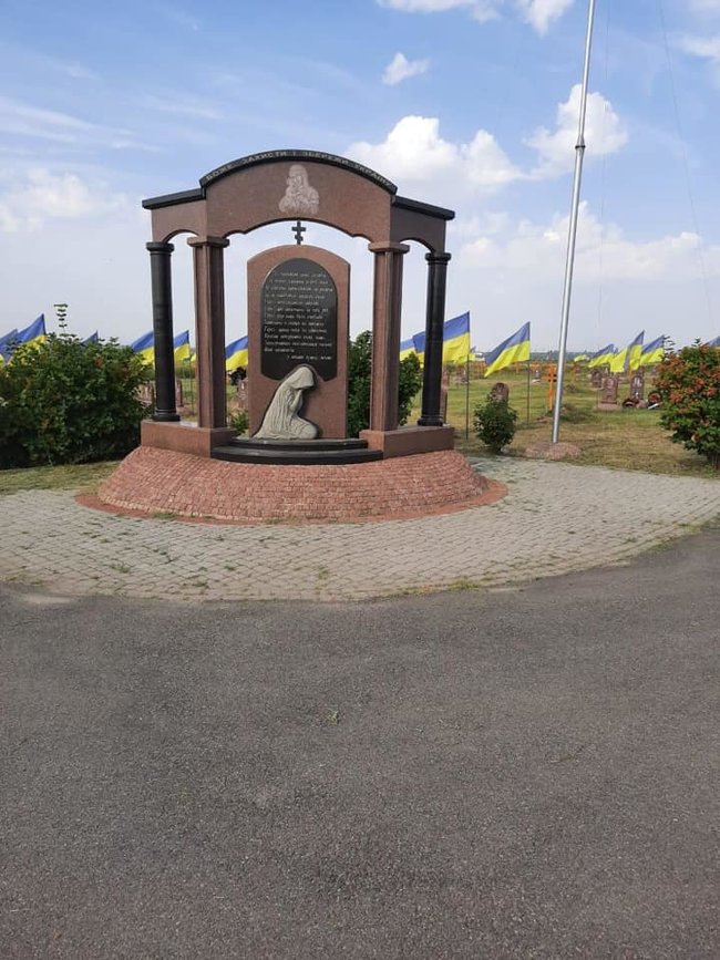 Краснопільське кладовище в Дніпрі, де поховані полеглі воїни, утримують у чистоті та порядку за будь-якої погоди 04