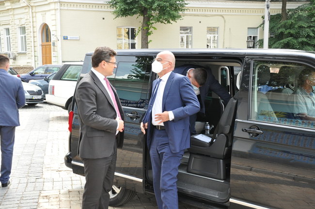 Глава МЗС Греції Дендіас поклав квіти до Стіни памяті полеглих захисників України 01