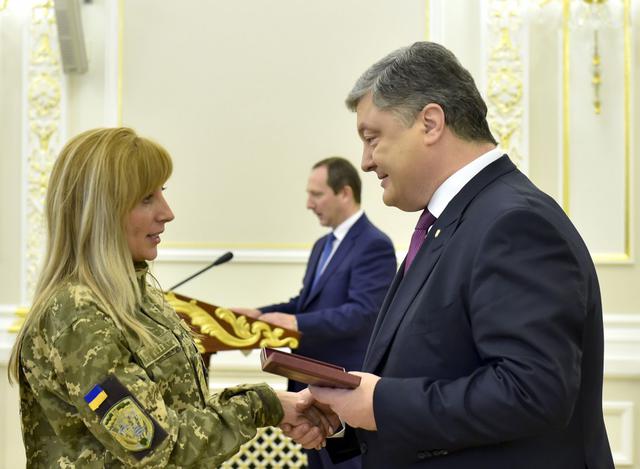 Порошенко наградил выдающихся украинок 04