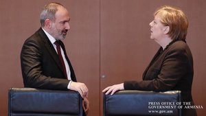 Премьер-министр Армении Пашинян попросил Меркель "обуздать" Турцию