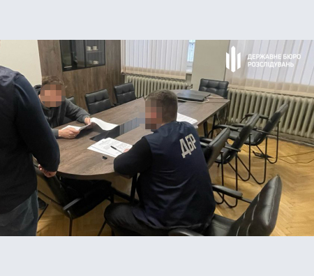 Правоохоронцю з Львівщини загрожує до 7 років ув'язнення за переправлення чоловіків призовного віку через кордон.