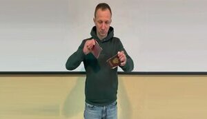 Громадянин РФ Петров на ПП "Могилів-Подільський-Отач" заявив про відмову від російського громадянства і порвав свій паспорт. ВIДЕО