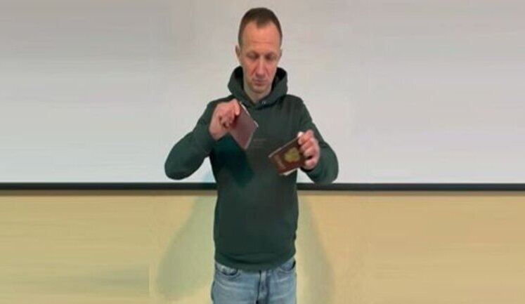 Громадянин РФ Петров на ПП "Могилів-Подільський-Отач" заявив про відмову від російського громадянства і порвав свій паспорт. ВIДЕО