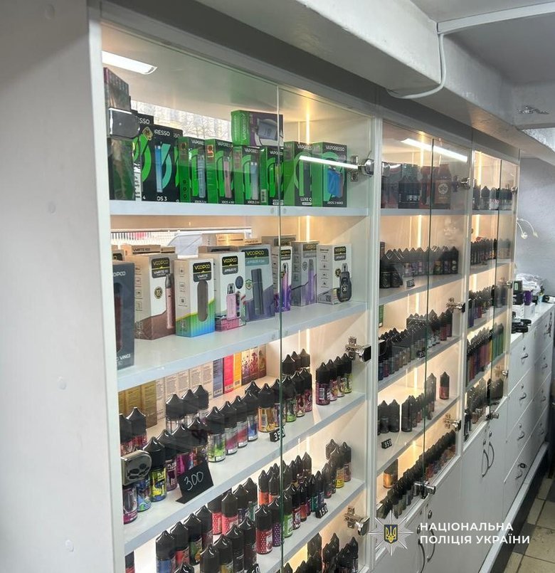 Правоохоронці провели масові обшуки у нелегальних точках продажу нікотинових сумішей та рідин у Дніпрі
