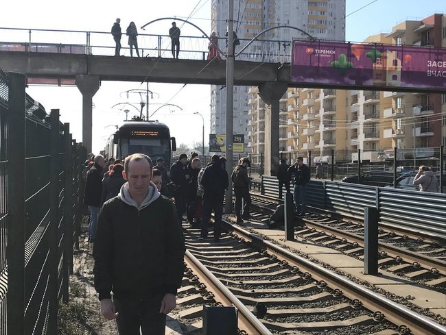У Києві чоловік стрибнув із пішохідного моста під швидкісний трамвай 04