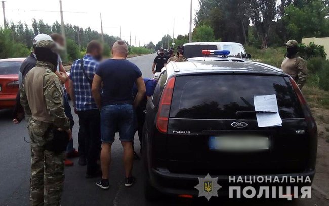 Поліцейські Донеччини викрили групу сутенерів: година сервісу приносила понад 2000 гривень 05