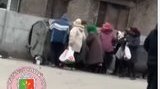 У Кривому Розі пенсіонери порпалися в сміттєвому баку, вибираючи викинуту супермаркетом "прострочку". ВIДЕО